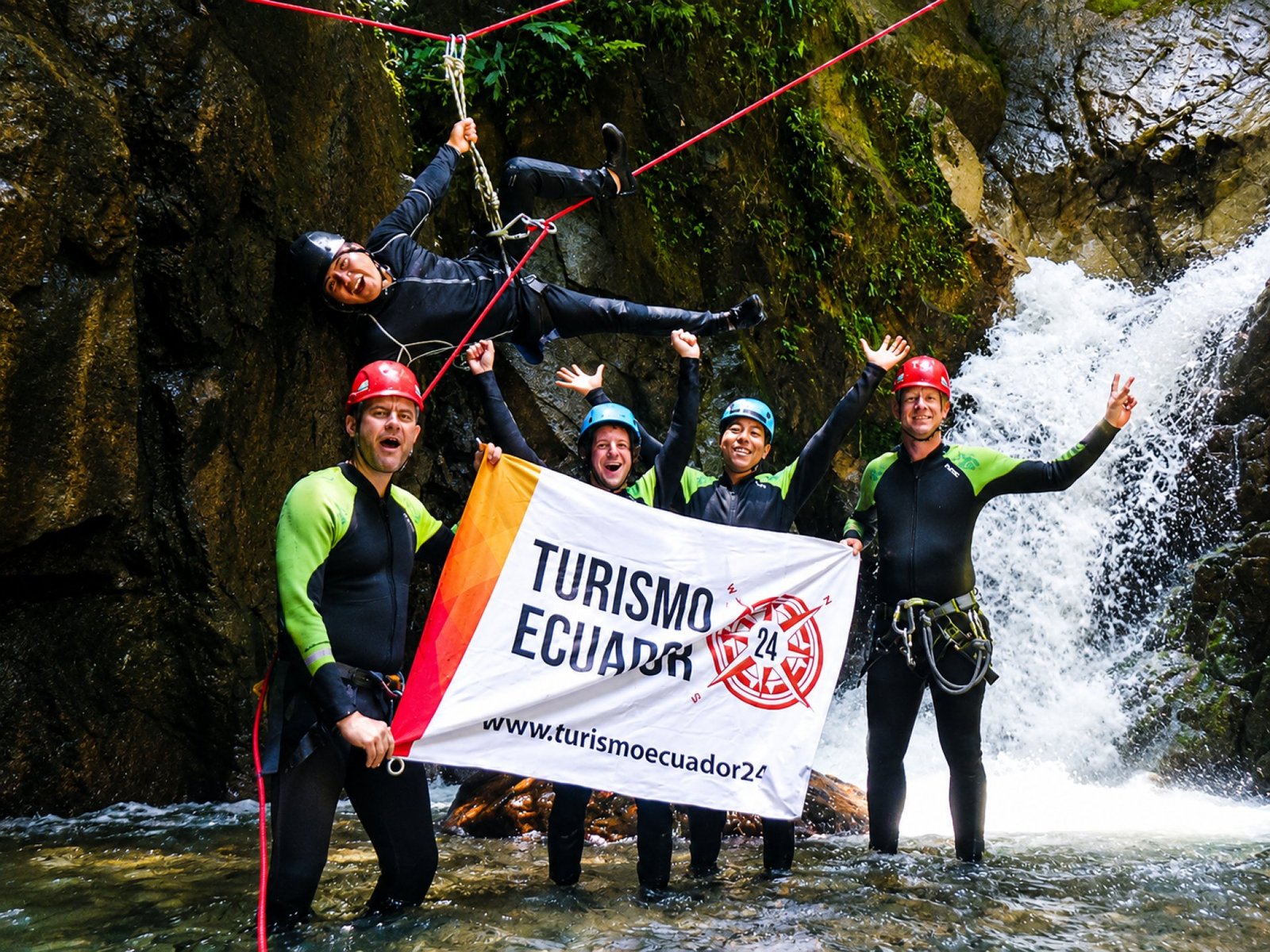 Vive la aventura al aire libre definitiva con rafting, barranquismo, recorridos en cuatrimoto, ciclismo de montaña, expediciones en jeep, tirolesa, senderismo y paisajes volcánicos inolvidables.