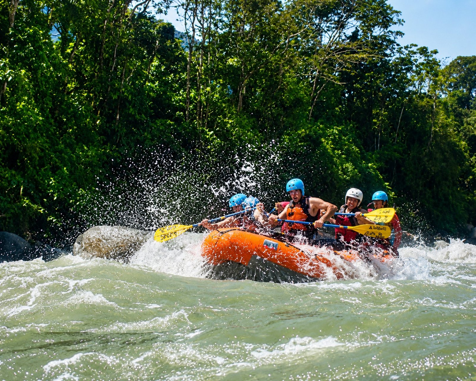 Descubre experiencias emocionantes en Baños, desde rafting y barranquismo hasta paseos en cuatrimoto, ciclismo de montaña, excursiones en jeep y aventuras en volcanes.