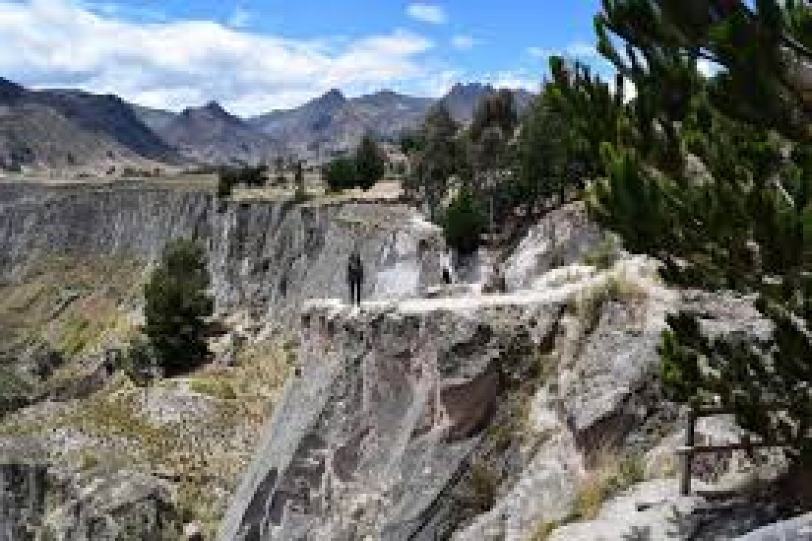 Cañón del río Toachi: aventura y paisajes imponentes cerca de Quito