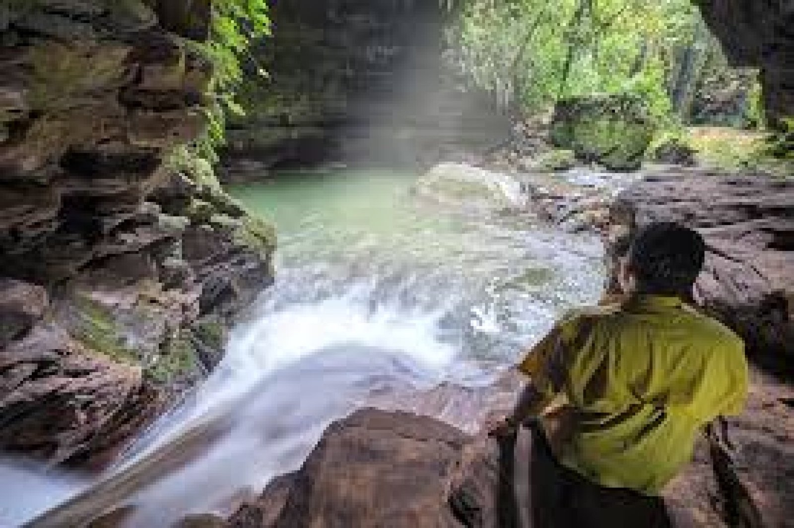 Cascadas Secretas del Oriente: Aventura Natural en la Selva Ecuatoriana