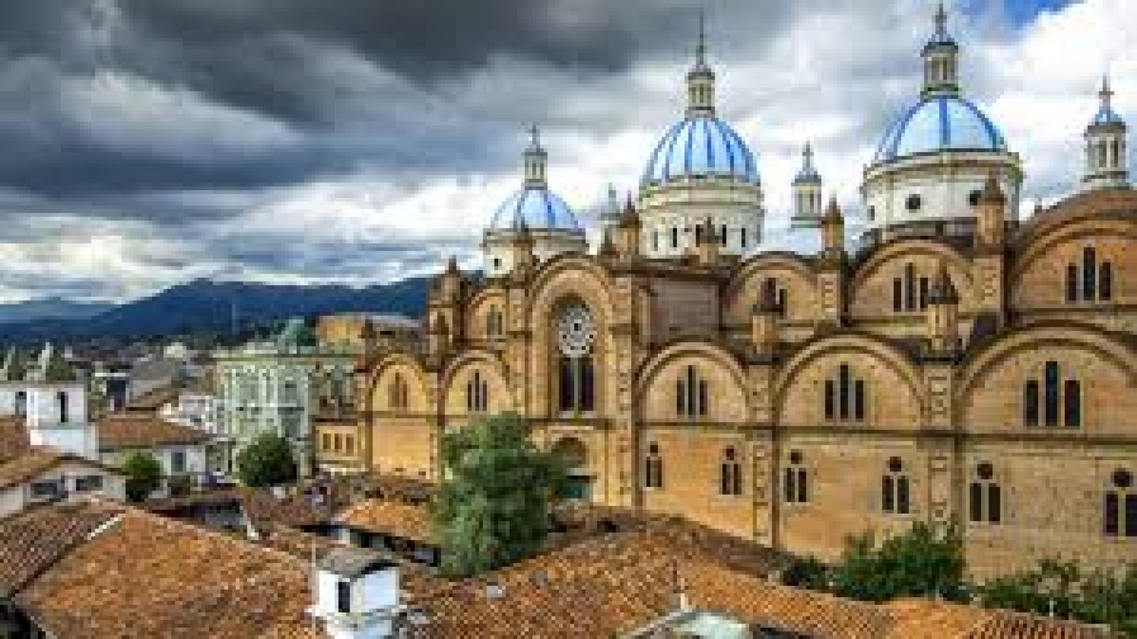 Colonial Cuenca: Churches, Museums, and Walks Along the Tomebamba River