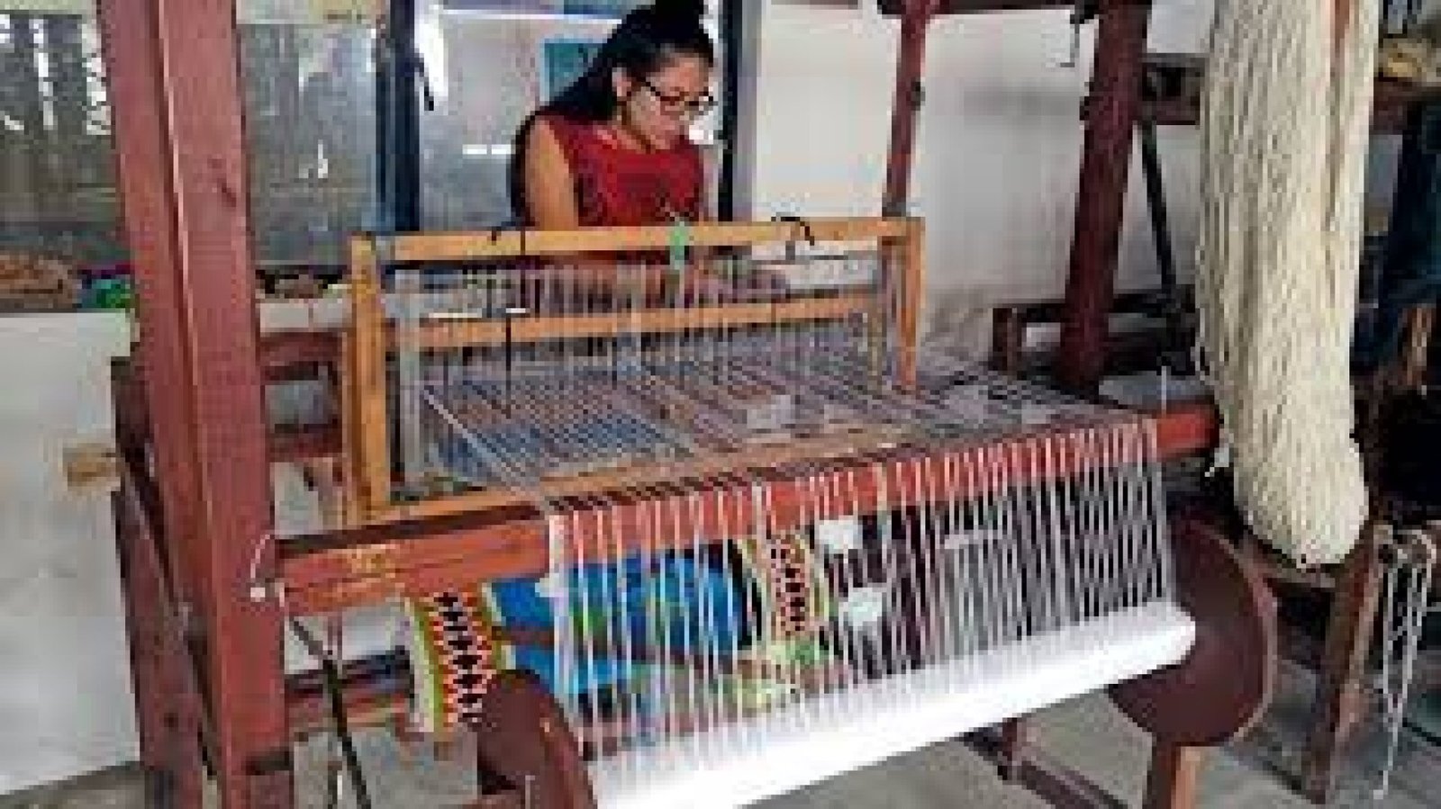 The Sacred Art of Weaving in Ecuador: Ancestral Traditions Alive in the Andes