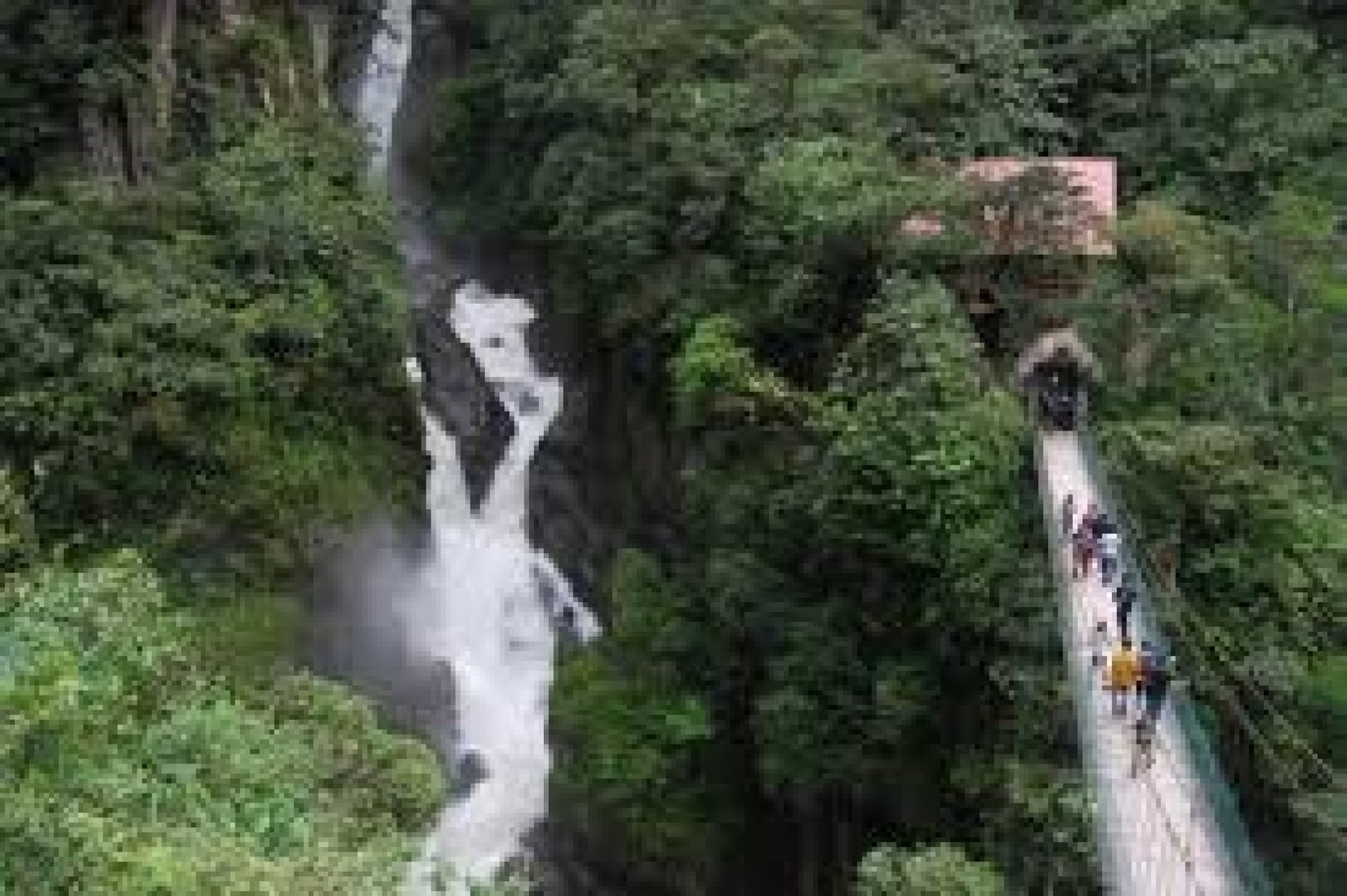 El Santuario de Las Cascadas en Pailón del Diablo: Naturaleza y Aventura
