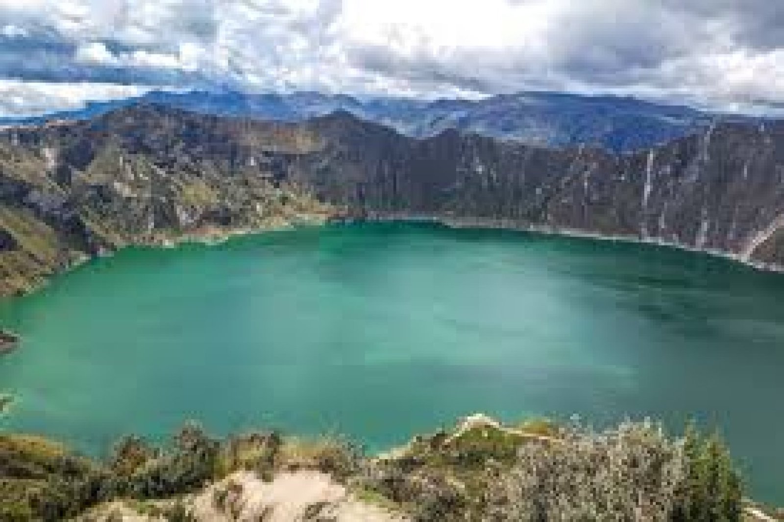 El Sendero al Volcán Chiles: Caminata Entre Paisajes Andinos y Aguas Termales