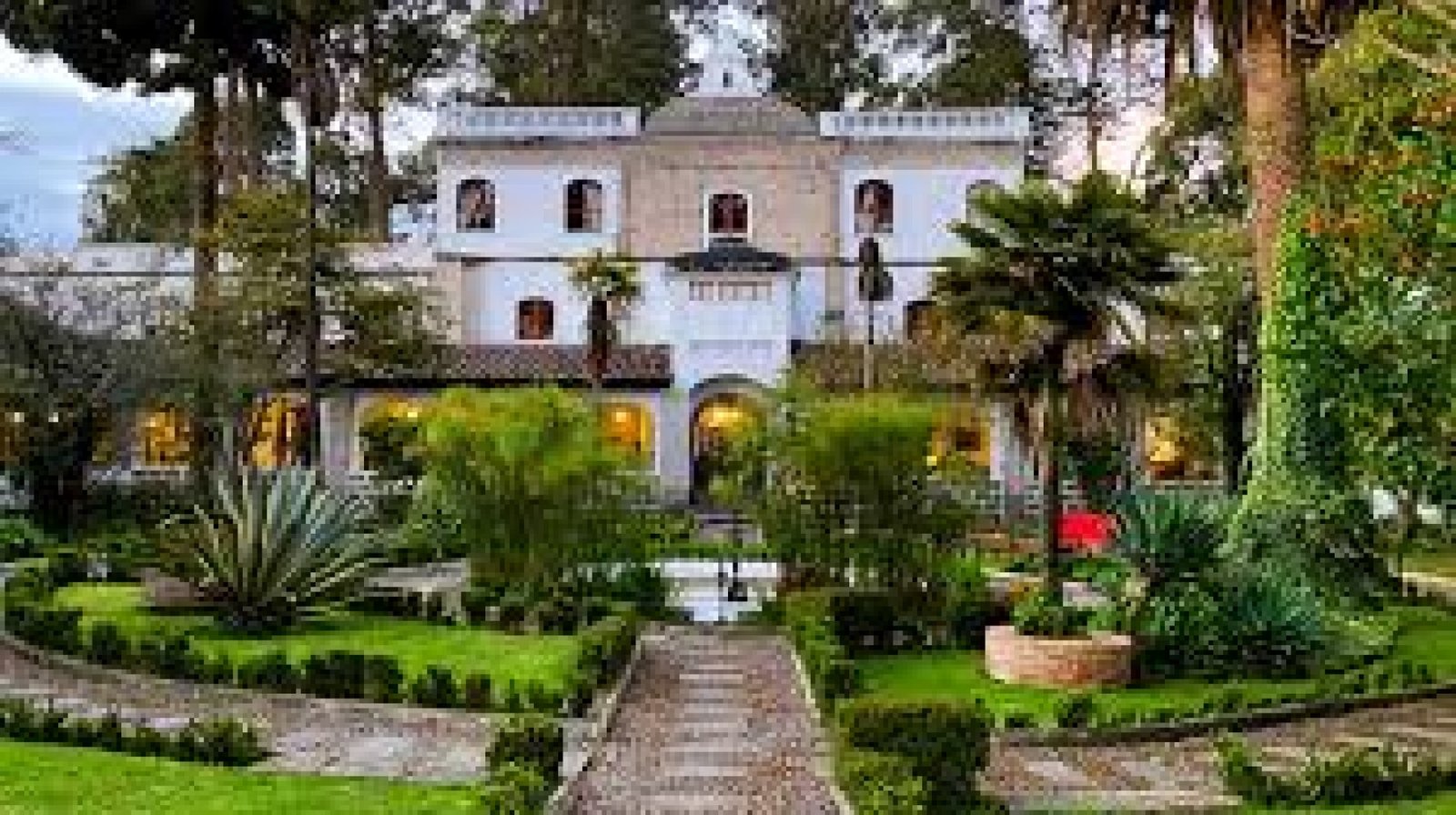 Hacienda La Ciénega: un viaje al pasado colonial del Ecuador  Ubicada en la provincia de Cotopaxi, a pocos minutos del Parque Nacional Cotopaxi, la Hacienda La Ciénega es considerada una de las haciendas más antiguas y emblemáticas del país. Fundada en el siglo XV, este lugar histórico ha sido testigo de importantes momentos del pasado ecuatoriano y hoy ofrece una experiencia de alojamiento cargada de tradición, elegancia y serenidad andina.  Arquitectura colonial y jardines centenarios  La haci