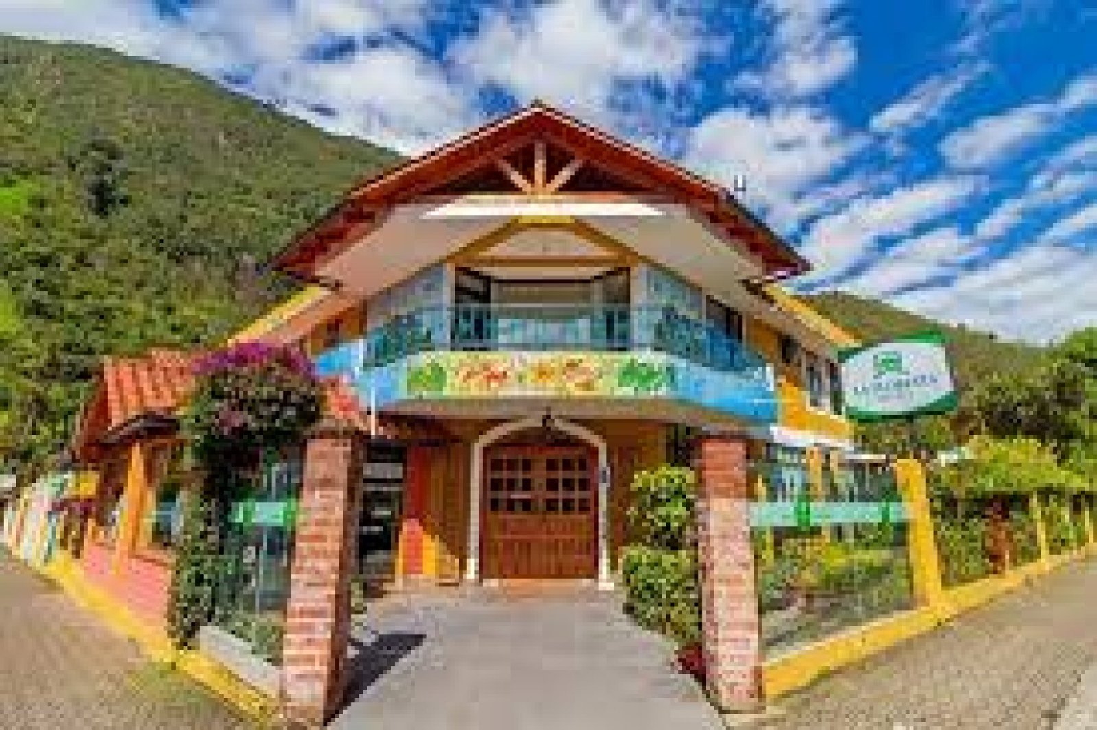 Hotel La Floresta: tranquilidad, jardines y descanso en Baños de Agua Santa