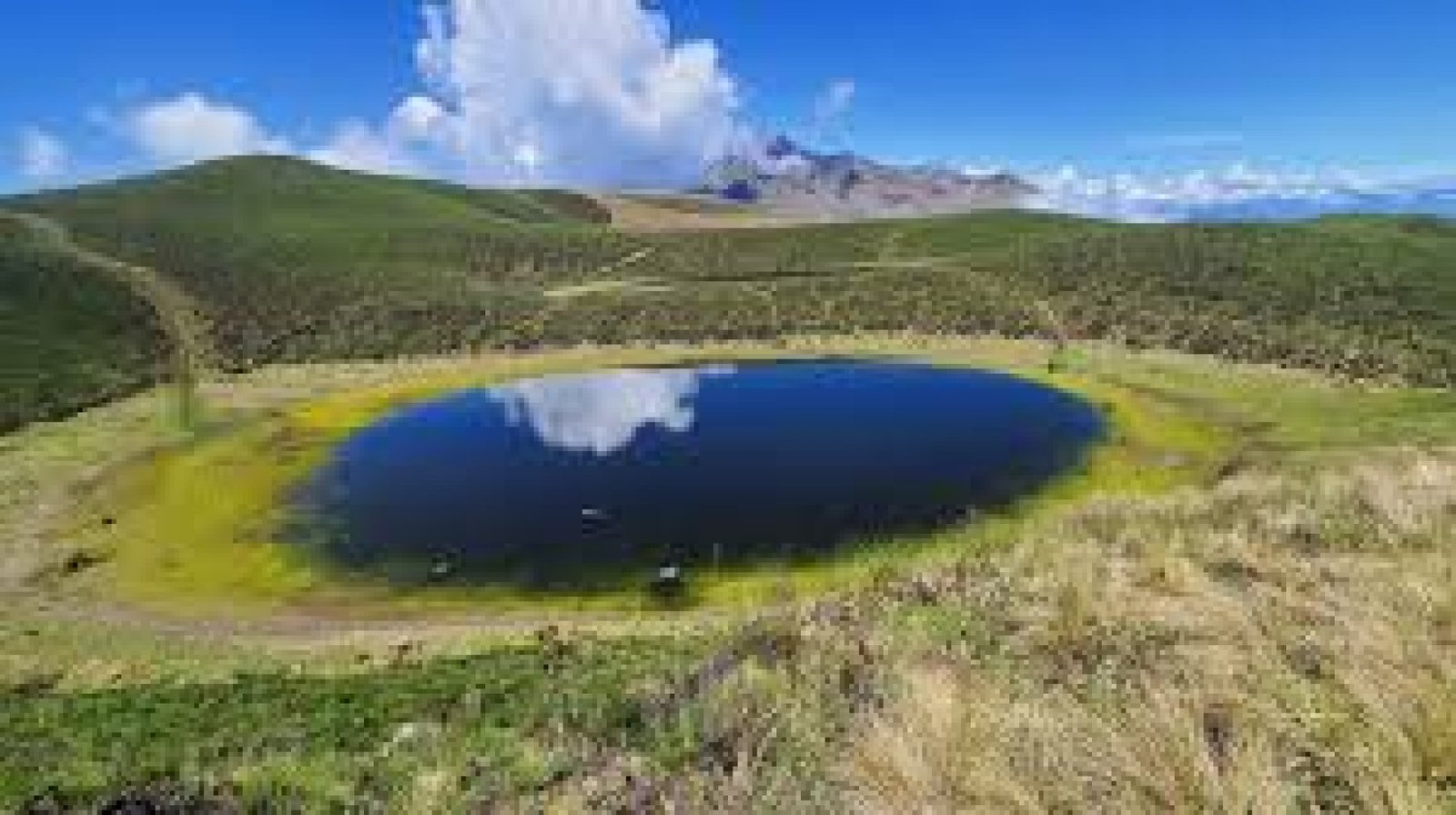 La Laguna de Cubilche: Misticismo Andino y Paisajes de Altura en Imbabura