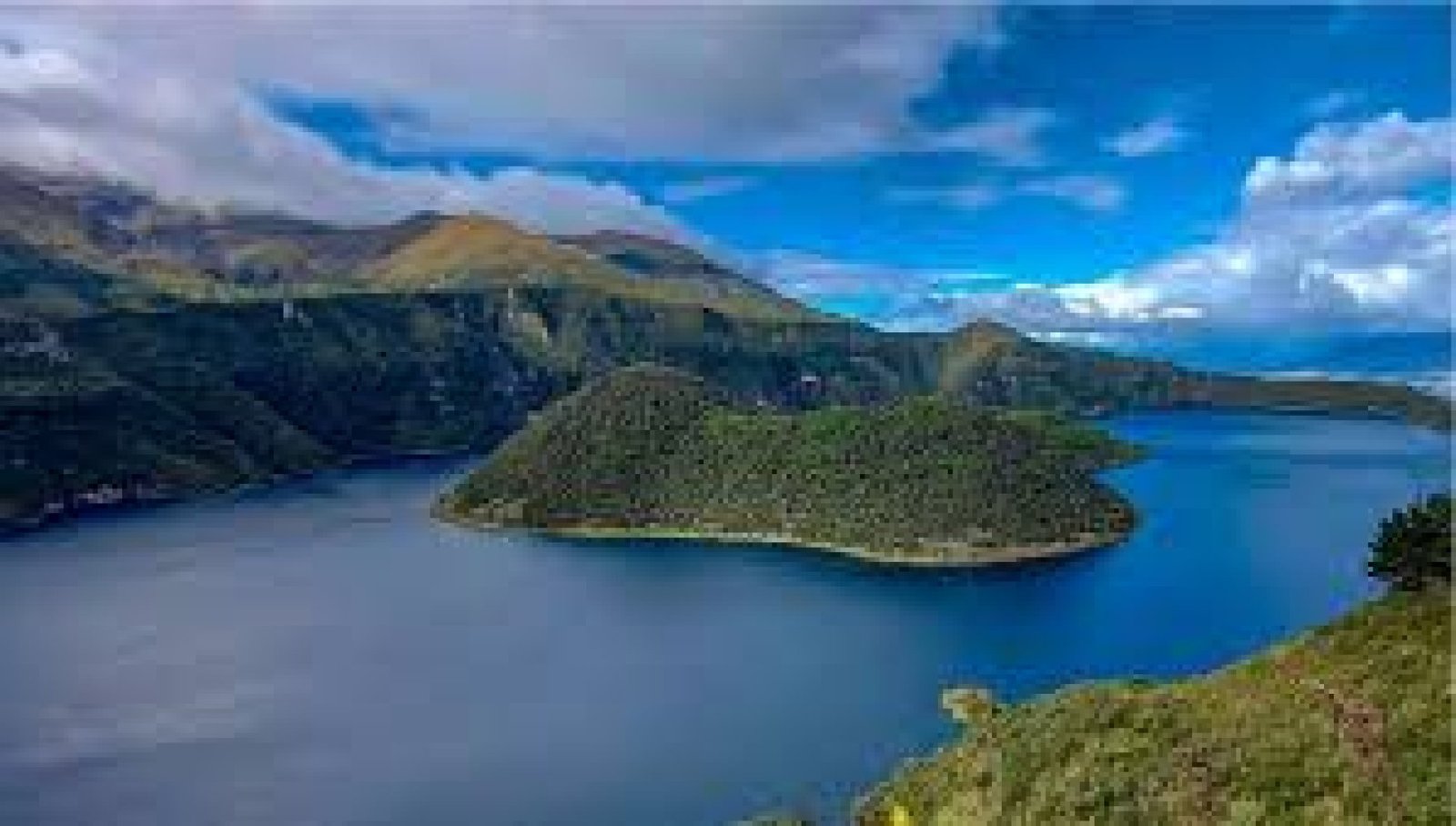 La Laguna de Cuicocha: Un Espejo de Agua en un Cráter Volcánico