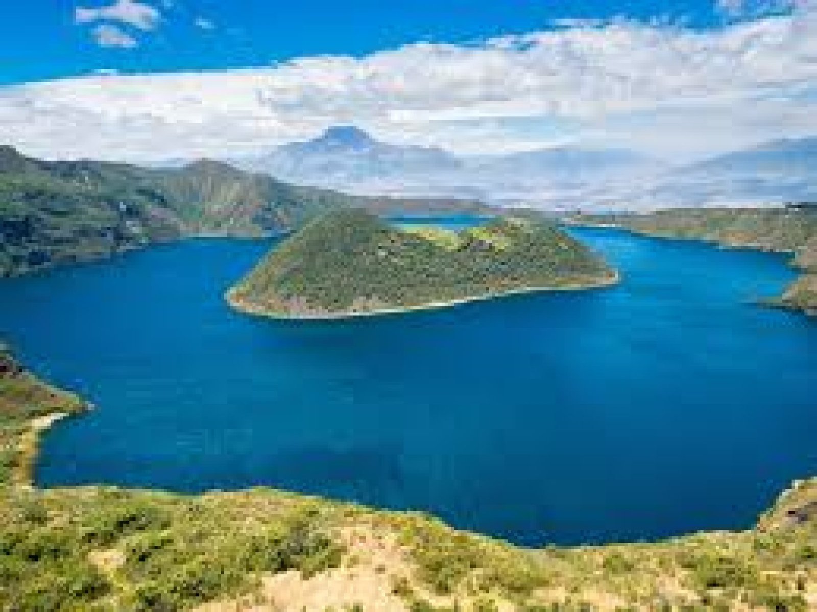 Cuicocha Lagoon: A Natural Paradise in the Ecuadorian Andes