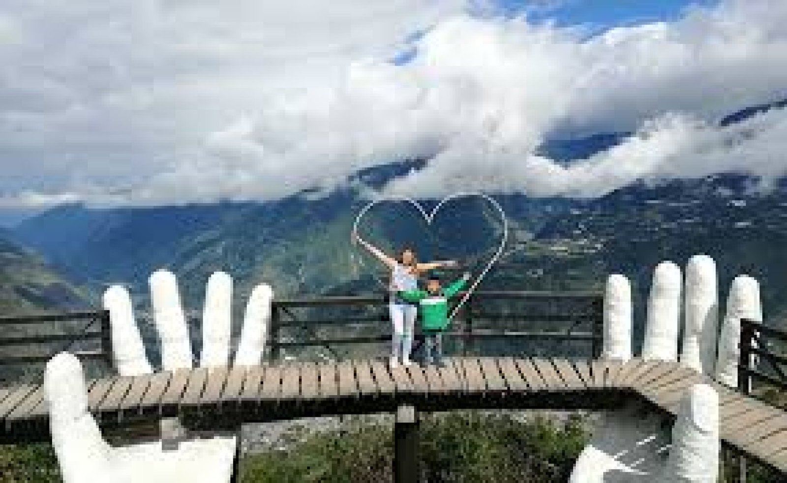 Why Baños viewpoints are better at sunrise than at sunset