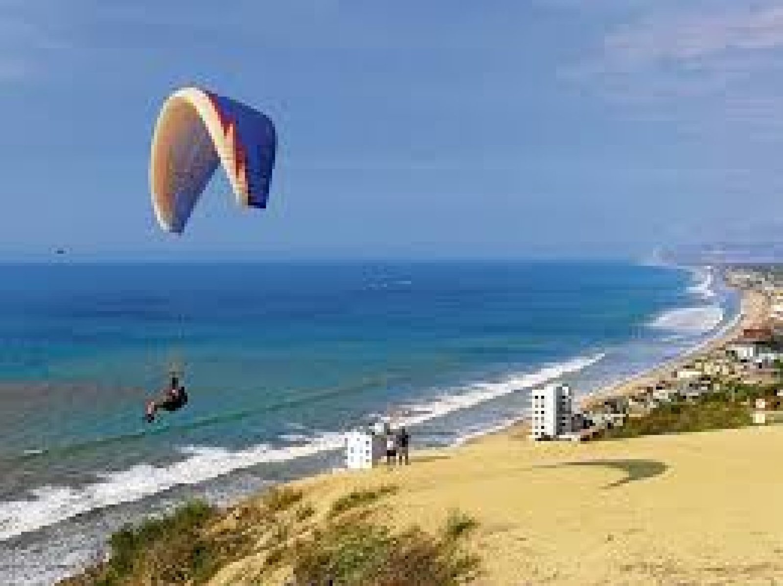 Paragliding on the Crucita Coast: Adrenaline and Pacific Views