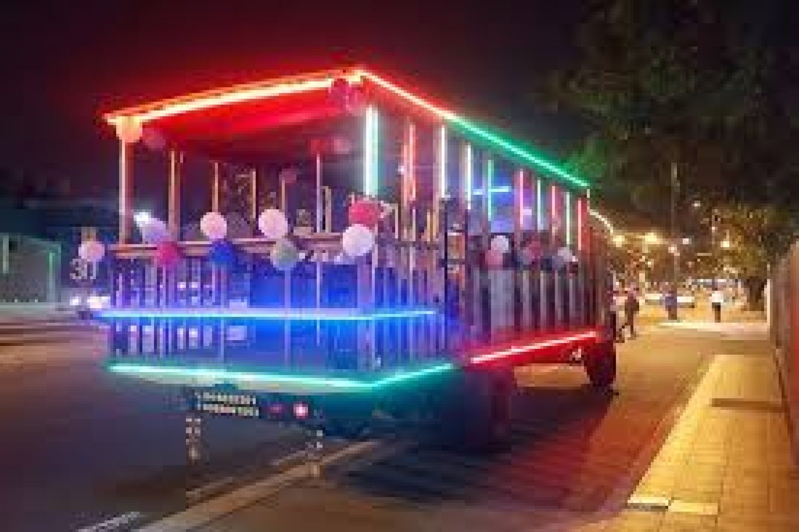 Paseo en chiva nocturna por Baños: música, miradores y diversión