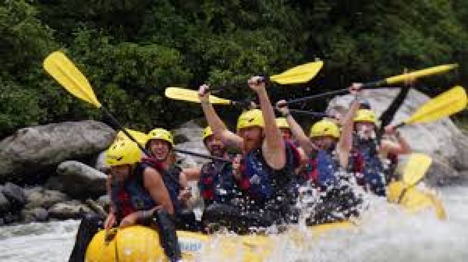La aventura no es solo adrenalina, es confianza  Baños de Agua Santa es considerado el corazón de la aventura en Ecuador, pero no todas las experiencias se viven igual. La diferencia no está solo en la actividad, sino en con quién la realizas.  En Turismo Ecuador 24 creemos que la aventura debe ser emocionante, pero también segura, bien organizada y guiada por personas que conocen el terreno de verdad.  Operadores locales que conocen cada río, cañón y montaña  Ser un operador local en Baños de A
