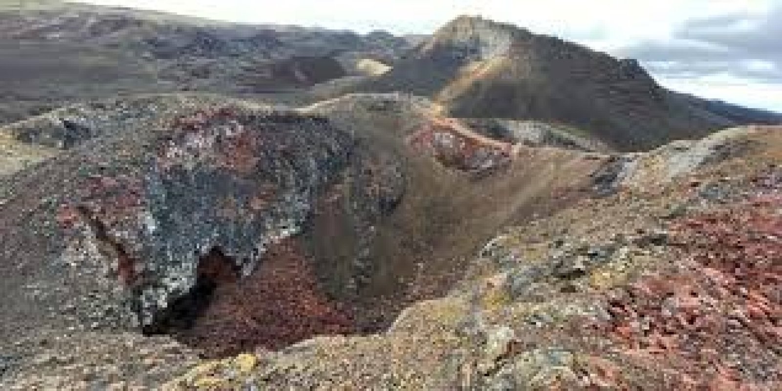 Why volcanic rock retains heat at sunset in the Galápagos
