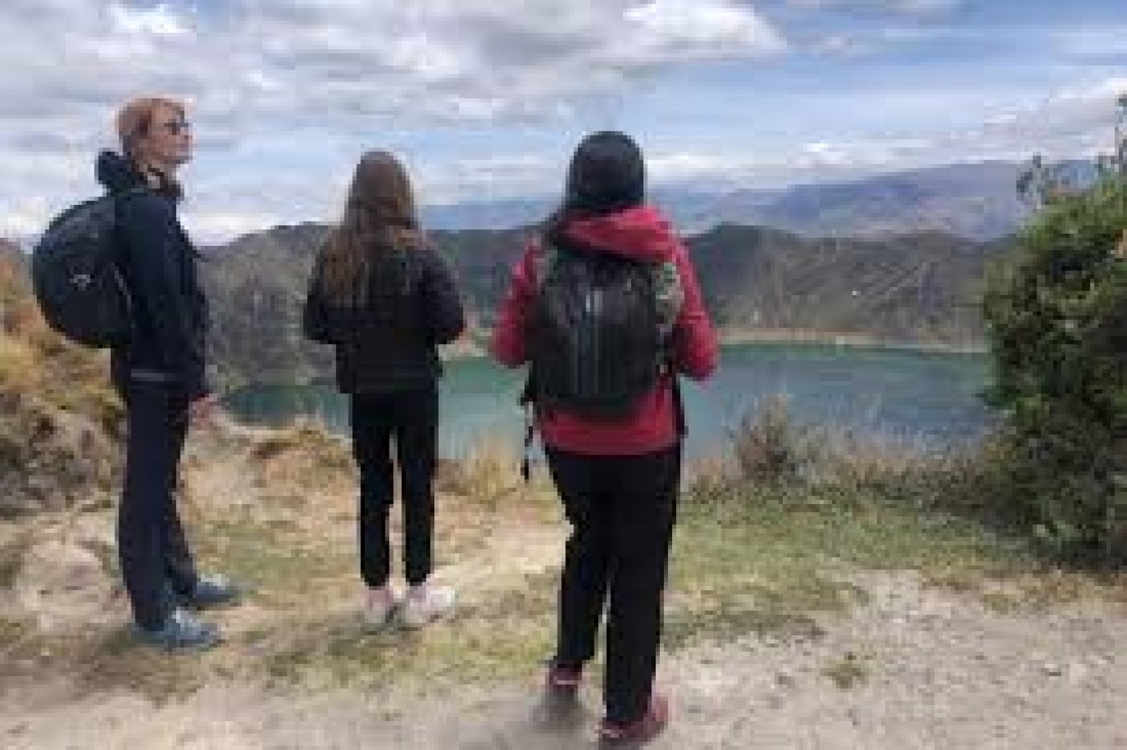 Which destinations can be combined in a 7 to 10-day tour in Ecuador