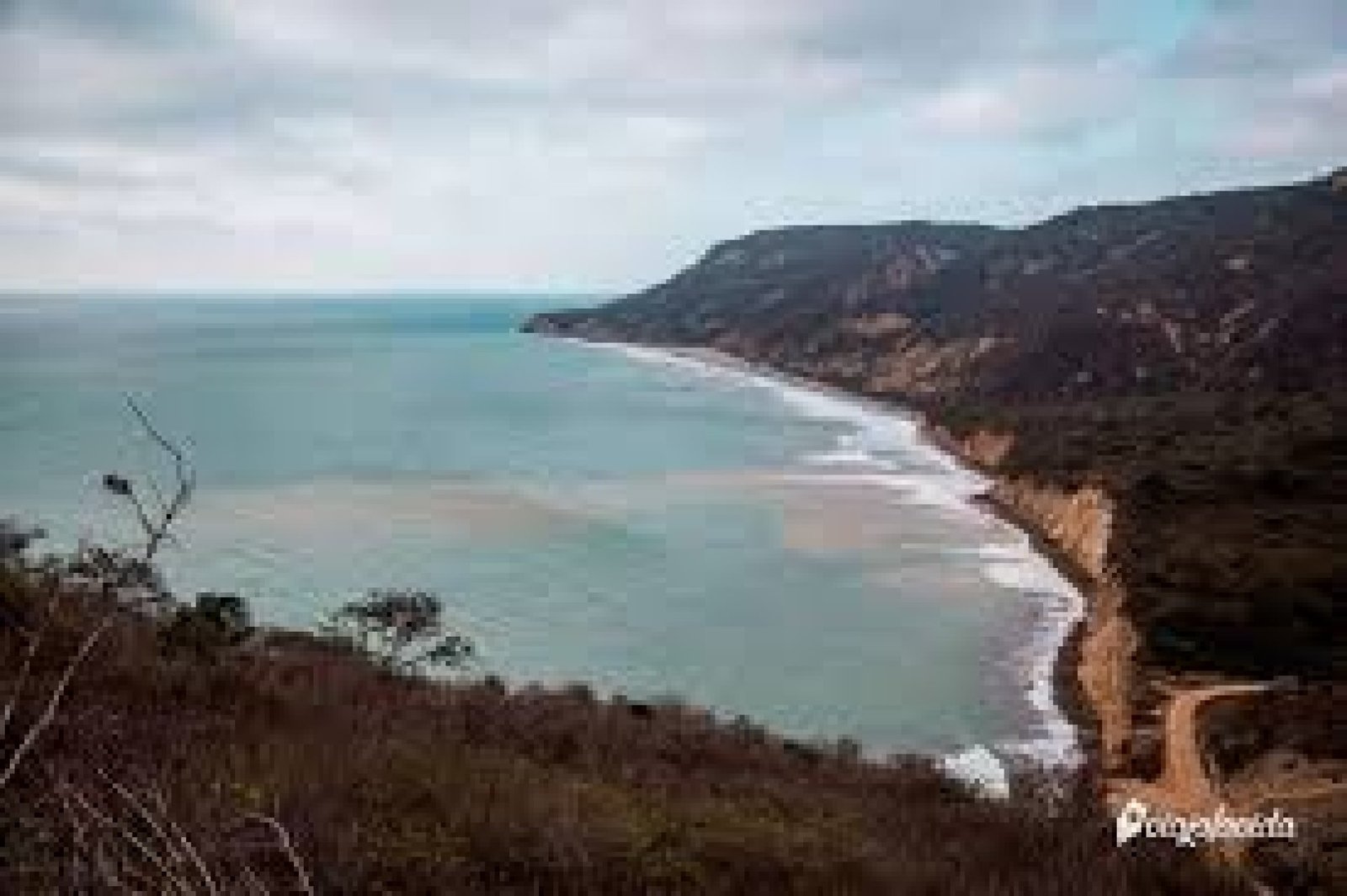Refugio de Vida Silvestre Marino Costero Pacoche: bosque húmedo y ruta de ballenas en Manabí