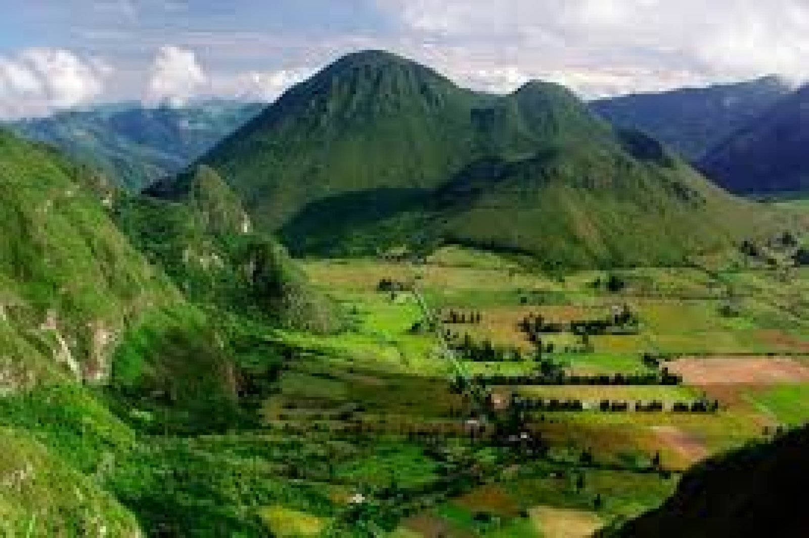 Pululahua Geobotanical Reserve: a inhabited crater, ancestral agriculture, and volcanic landscapes near Quito