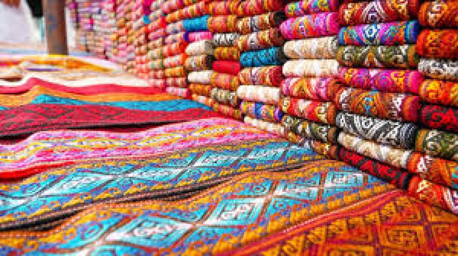 Traditional Textiles in Ecuador: Colors, Symbolism, and Ancestral Techniques
