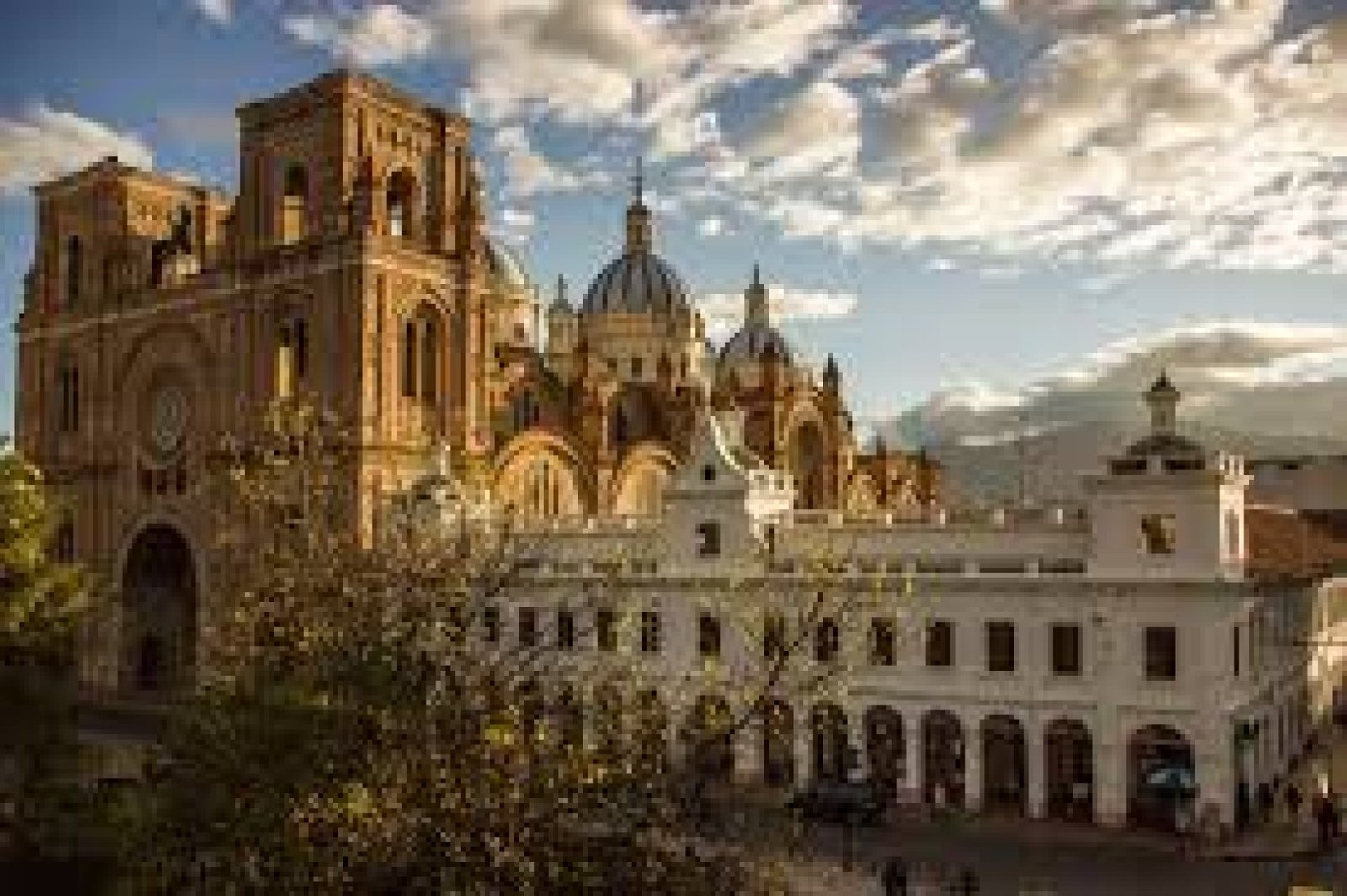 Tour cultural por Cuenca: iglesias históricas, museos y la belleza del río Tomebamba