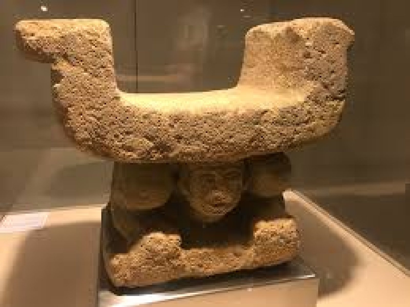 Tumbas que Hablan: El Lenguaje de la Piedra en la Cultura Manteña
