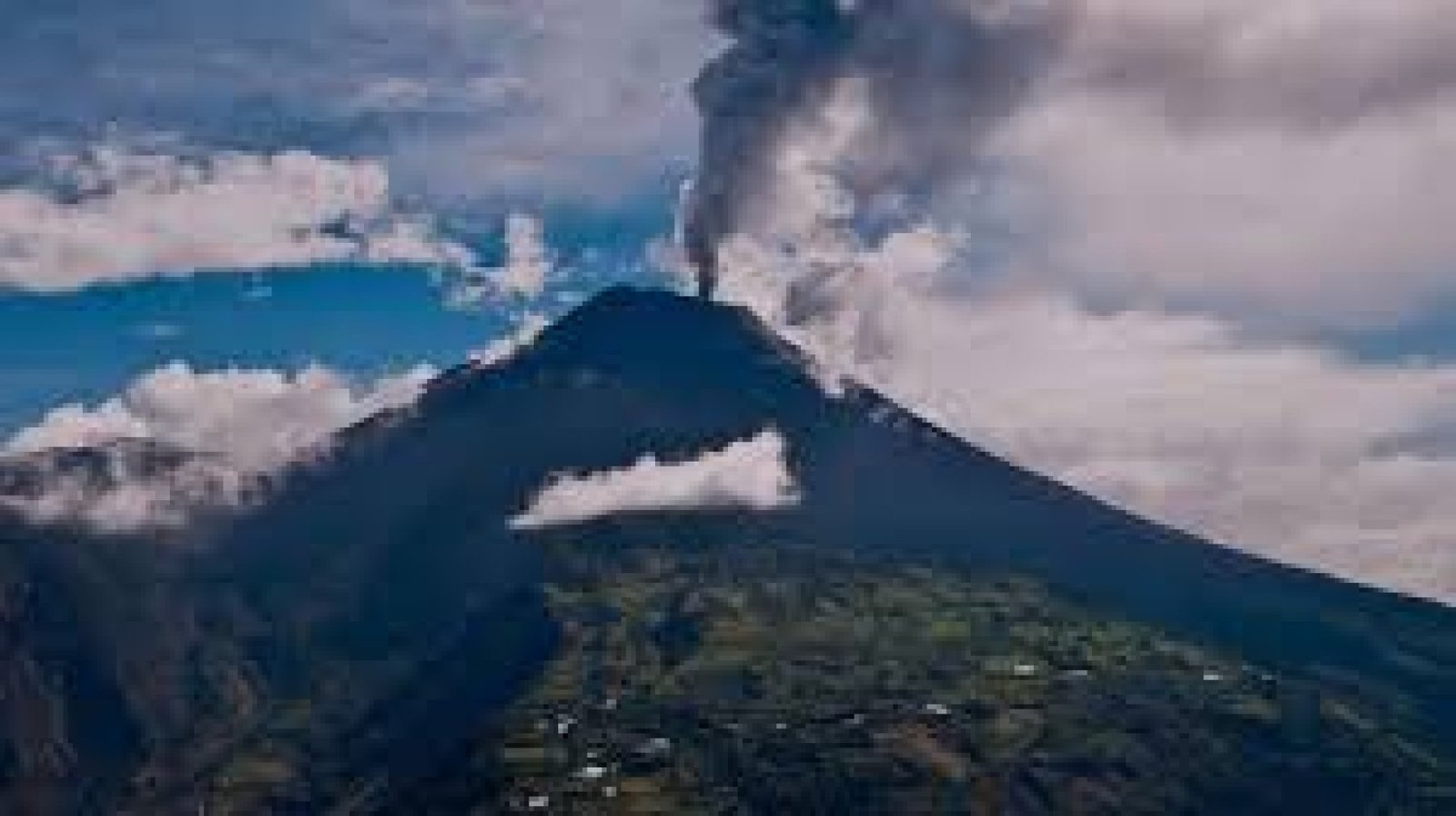 Turismo en volcanes activos de Ecuador: aventura extrema y paisajes impresionantes