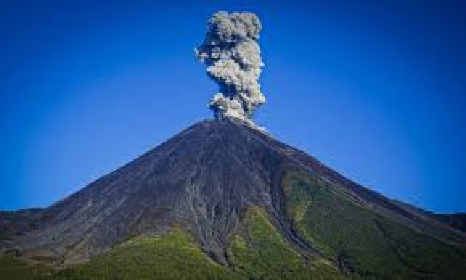 Reventador Volcano: raw power and stunning landscapes in Ecuador’s Amazo