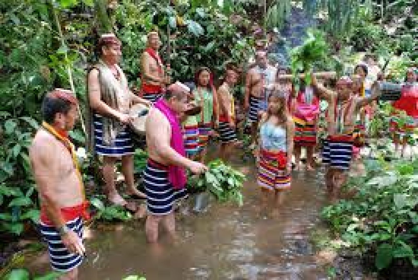 Visitas a comunidades indígenas Tsáchilas y su conexión con la naturaleza