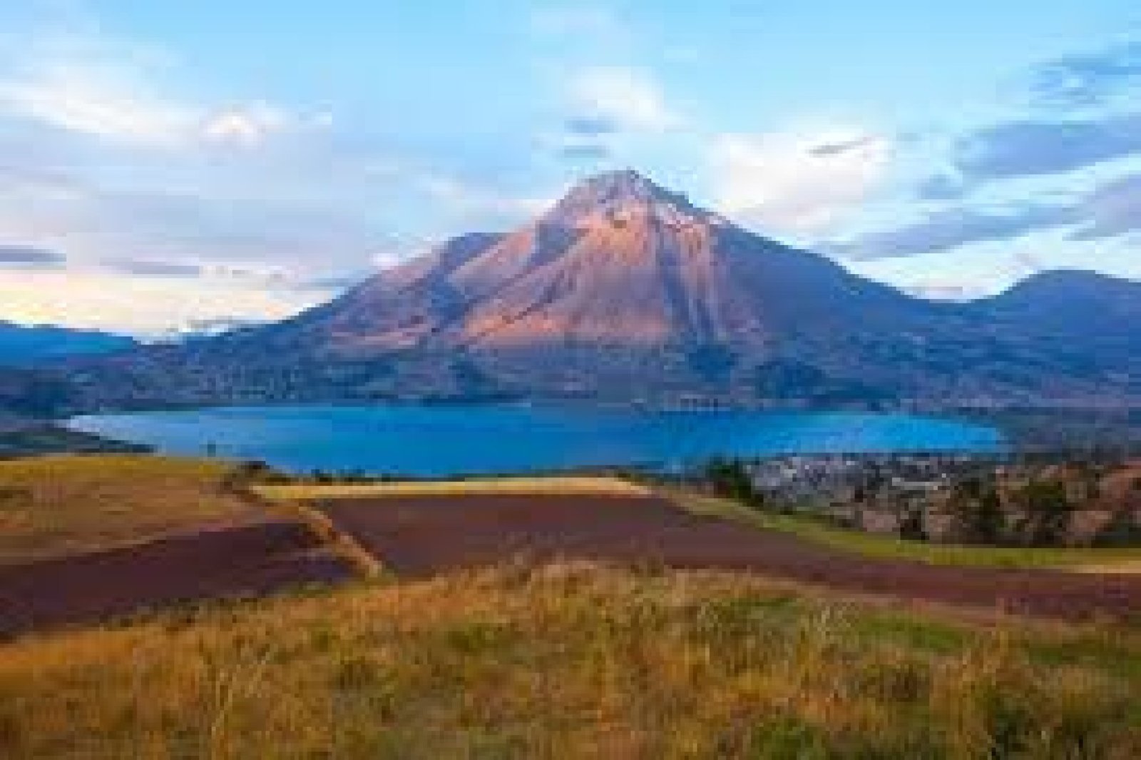 El Lago San Pablo: Naturaleza, Cultura y Tradición en Imbabura
