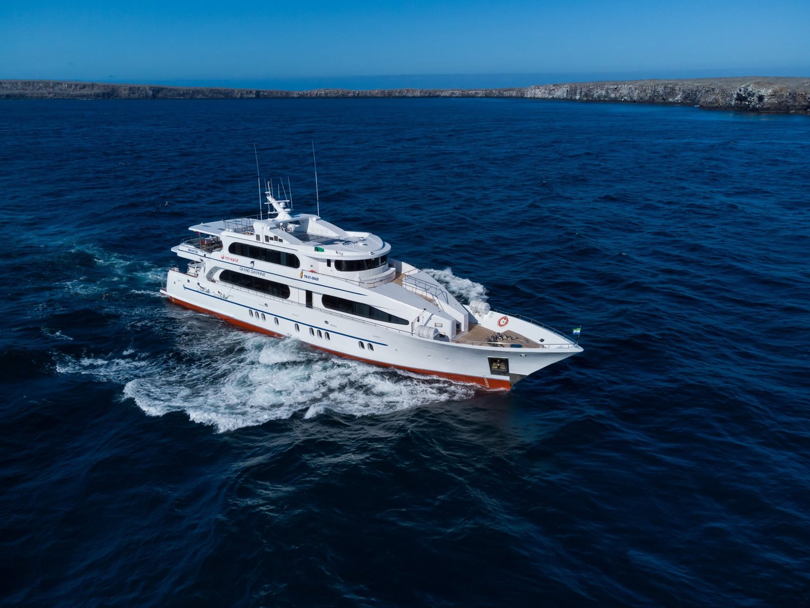 Galapagos Cruise vs Land Tour: Which One Is Right for You?