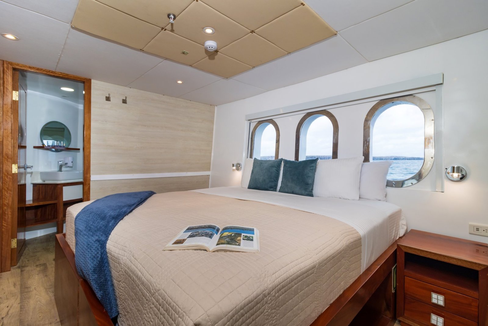 8 Day B - Grand Daphne Galapagos Cruise