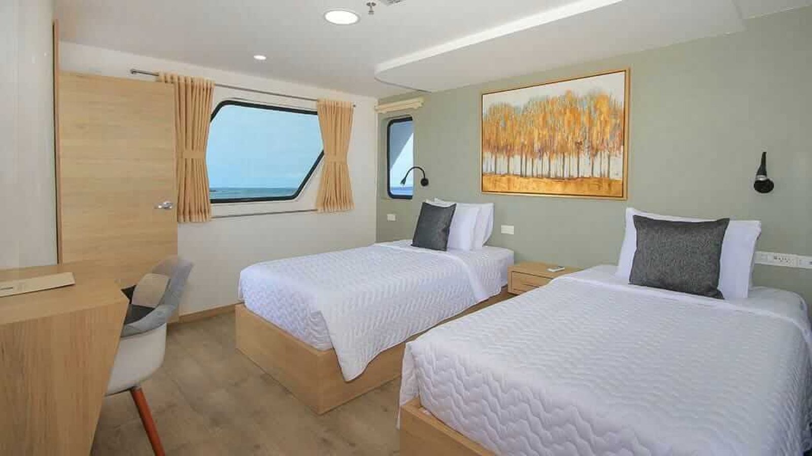 4 Day A - Grand Queen Beatriz Galapagos Cruise