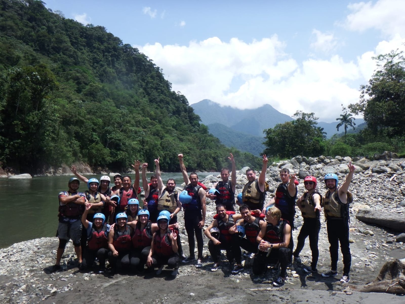 Rafting in Baños Ecuador – Pastaza River (Class III–IV)
