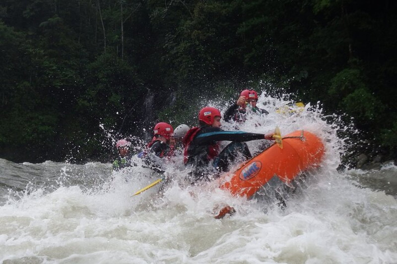 Rafting in Baños Ecuador – Pastaza River (Class III–IV)