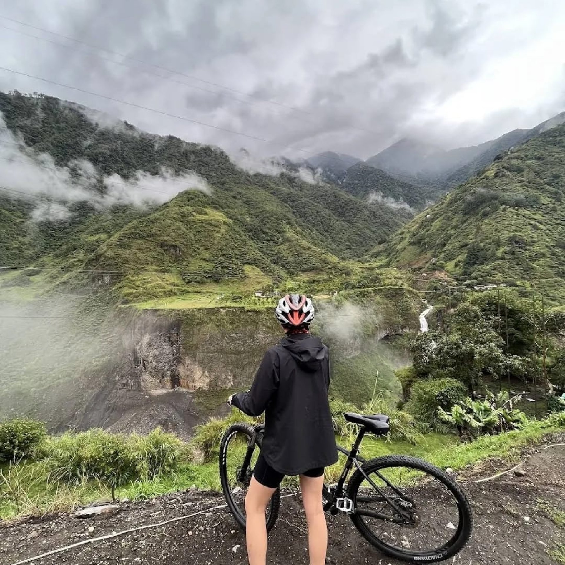 Waterfalls route to Pailon del Diablo by bike - Banos Ecuador